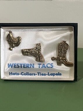 Western Tacs Gold tone Hat Collar Tie Lapel Pin Set Boot saddle Holster